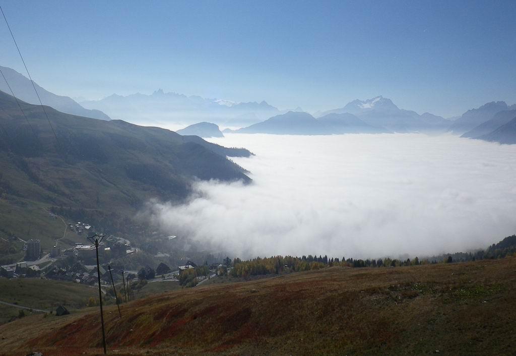 Mer de nuages vers 1650 sur la vallée de la Maurienne.